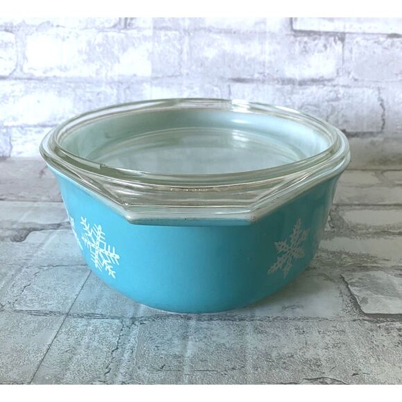 Pyrex Turquoise Snowflake 2.5 qt Casserole with Lid (small chip) - Picture 2 of 10